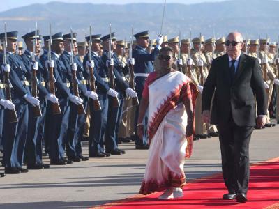 Le Président de la République accueille la Présidente de l'Inde à l'aéroport international Houari-Boumediene