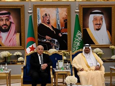 عطاف يحل بالرياض للمشاركة في القمة العربية الإسلامية 