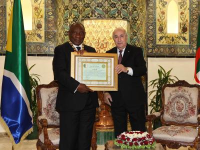 Le Président de la République décore son homologue d'Afrique du Sud de la médaille de l'Ordre du mérite national "Athir"