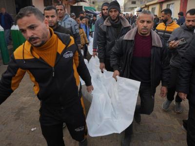 Quatre Palestiniens tombent en martyrs dans le camp de Bureij après un bombardement sioniste lundi soir
