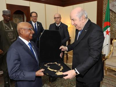 اللجان الوطنية الأولمبية لإفريقيا للسيد رئيس الجمهورية بالوسام الذهبي للاستحقاق الأولمبي والرياضي الإفريقي 