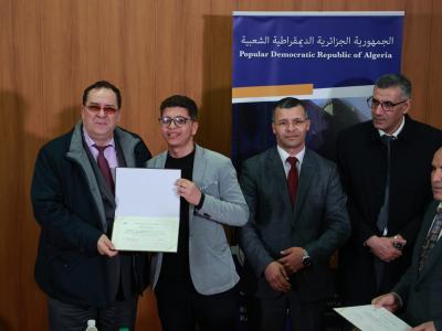وزير الاتصال يكرم صحفيين مستفيدين من دورة تكوينية في مجال  الاستثمار 