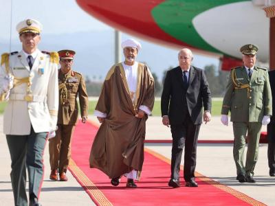 Le Président de la République accueille le Sultan d'Oman à l'aéroport international Houari-Boumediene