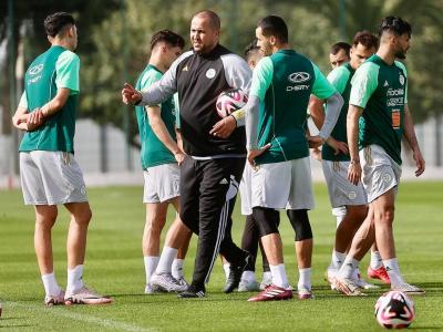 Bougherrera avec ses protégés à l'entrainement 