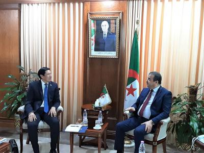 Arkab examine avec l'ambassadeur du Kazakhstan les moyens de renforcer la coopération bilatérale