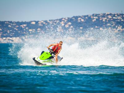 Utilisation des jet-skis : mesures dissuasives contre les contrevenants 