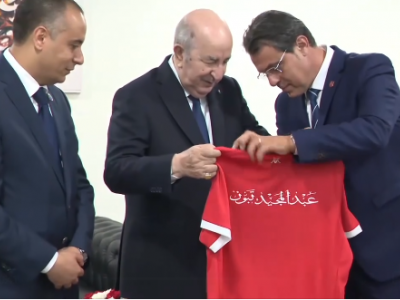 وزير الرياضة ورئيسا اتحاد الجزائر وشباب  بلوزداد يكرمون رئيس الجمهورية