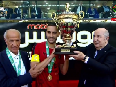 رئيس الجمهورية يسلم الكأس لقائد فريق  اتحاد الجزائر 