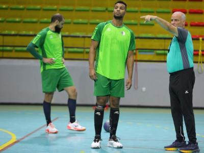 Salah Bouchekriou avec son capitaine Berkous