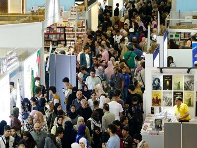 28e SILA : forte affluence des visiteurs dès l'ouverture du salon au public Le 28e Salon international du livre d'Alger (SILA), qui a ouvert jeudi ses portes au public, connaît une forte affluence, les visiteurs s'étaient empressés de découvrir les stands d'exposition dès les premières heures d'ouverture de cet événement littéraire et culturel, le plus important en Algérie. Dès l'ouverture du salon, les visiteurs de tous âges se sont dirigés massivement vers le Pavillon central, qui réunit de nombreuses mai