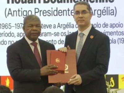 الرئيس الأنغولي يكرم الرئيسين الراحلين هواري بومدين وأحمد بن بلة