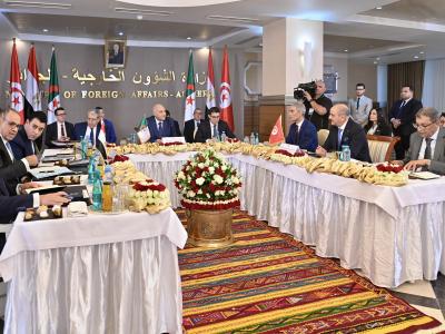 اجتماع ثلاثي