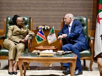 عطاف يستقبل نظيره وزيرة العلاقات الدولية والتجارة لجمهورية ناميبيا 