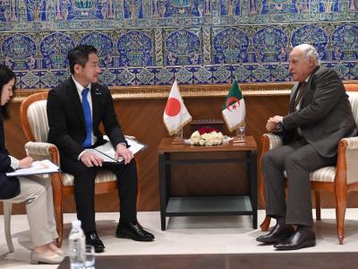 عطّاف يستقبل نائب وزير الشؤون الخارجية الياباني