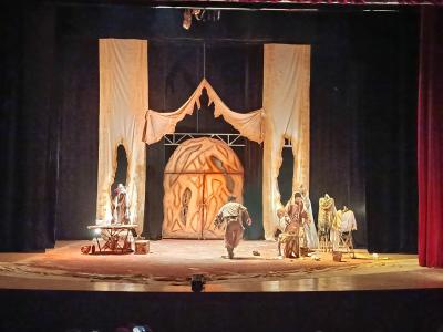 الجلفة: حضور لافت للجمهور للاستمتاع بالعرض الشرفي لمسرحية "لير, ملك  النحاتين"