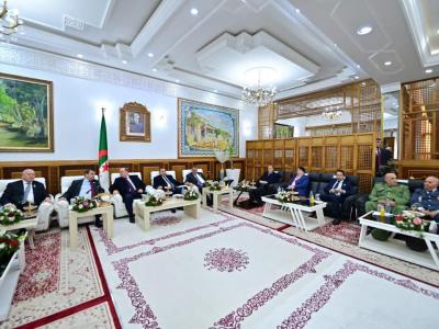 وهران: الوزير الأول يتابع مراسم وصول وتفريغ أولى شحنات خام الحديد المستخرجة من منجم غارا جبيلات