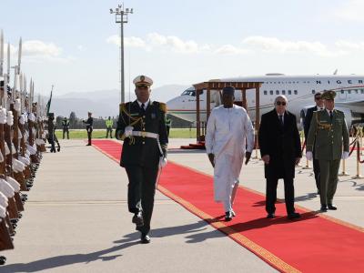 رئيس الجمهورية يستقبل رئيس جمهورية النيجر بمطار الجزائر الدولي 
