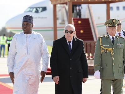 Le président de la République accueille le président du Niger à l'aéroport  international d'Alger 