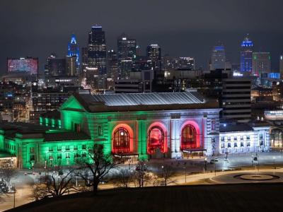 العلم الجزائري يضيء مدينة كانساس الأمريكية