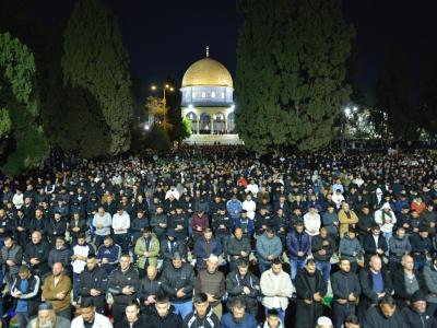 100 ألف مصل يؤدون العشاء والتراويح في الأقصى