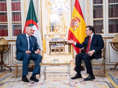 عطاف يعقد جلسة عمل مع نظيره الإسباني