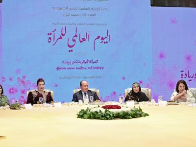  ممثلا لرئيس الجمهورية السيد عبد المجيد تبون,  أشرف الوزير الأول السيد سيفي غريب, مساء أمس الأحد, على مراسم حفل تكريم نظم  على شرف عدد من النساء الجزائريات اللواتي تميزن بإسهاماتهن البارزة في مختلف  المجالات, وذلك بمناسبة إحياء اليوم العالمي للمرأة. 	وجرى هذا الحفل تحت شعار "المرأة الجزائرية: تميز وريادة", تحت الرعاية  السامية لرئيس الجمهورية, بحضور وزيرة التضامن الوطني والأسرة وقضايا المرأة  السيدة صورية مولوجي, إلى جانب عدد من أعضاء الحكومة وكبار مسؤولي الدولة,  فضلا عن حضور مجاهدات وممثلات عن الجمعيات وا