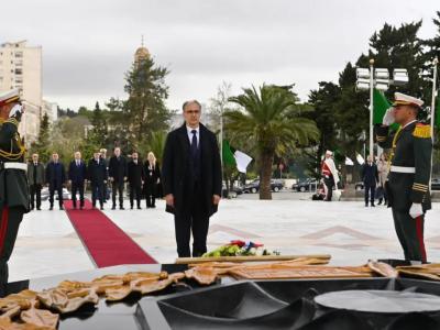 رئيس الوزراء الصربي يضع اكليل من الزهور