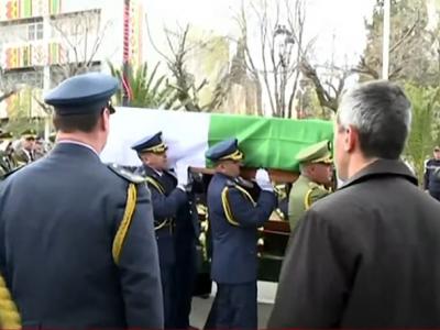 باتنة: نقل جثمان رئيس الجمهورية الأسبق المجاهد اليامين زروال إلى المقبرة  المركزية بحي بوزوران ليوارى الثرى 