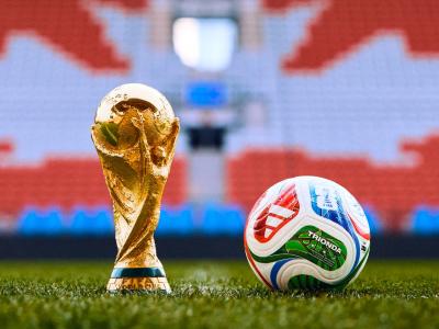Trophée et le ballon officiel du Mondial 2026