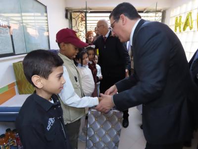 وزير الصحة يزور الأطفال المرضى