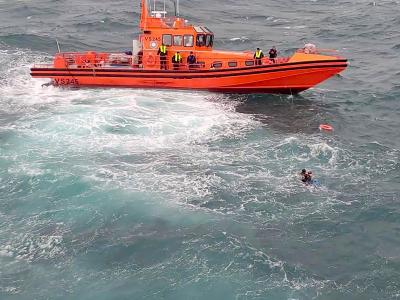 Sauvetage de deux personnes suite au renversement d'une embarcation pneumatique à Oran