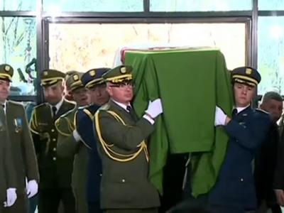 نقل جثمان رئيس الجمهورية الأسبق المجاهد اليامين زروال إلى مقر ولاية باتنة  لإلقاء النظرة الأخيرة عليه