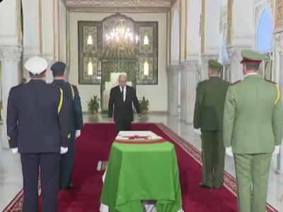 إلقاء النظرة الأخيرة على جثمان رئيس الجمهورية الأسبق المجاهد اليامين زروال  بقصر الشعب