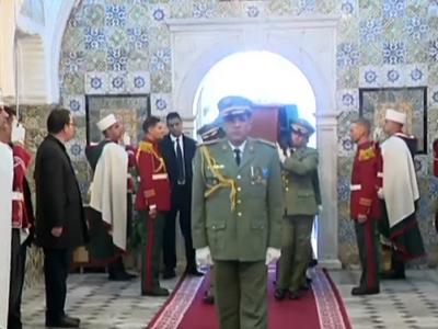 جثمان المرحوم الرئيس الأسبق اليامين زروال يصل إلى قصر الشعب 