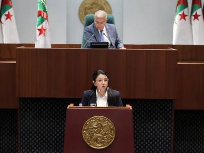 عبد اللطيف تعرض مشروع قانون ممارسة الأنشطة  التجارية  
