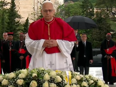 البابا ليون الرابع عشر يضع إكليلا من الزهور أمام النصب التذكاري المخلد  لشهداء الثورة التحريرية المجيدة