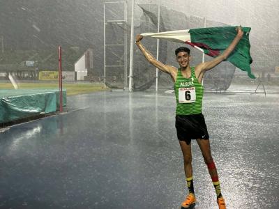 Younes Ayachi célèbre sa médaille d'or