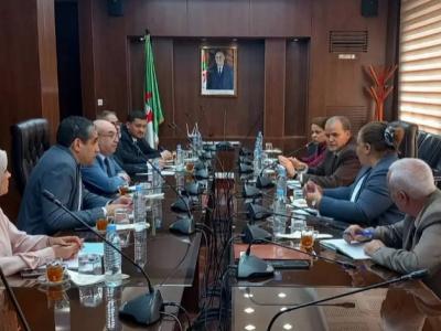 وزارتا التجارة الخارجية والصناعة الصيدلانية تبحثان تعزيز التنسيق لتطوير الإنتاج الوطني