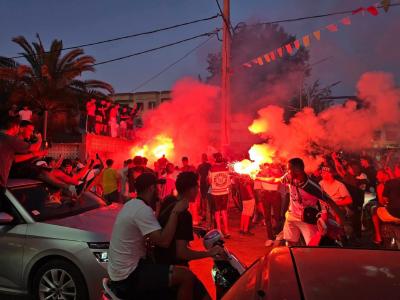 Joie des supporters algériens après la qualification des Verts pour les 16es