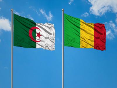 Drapeaux de l'Algérie et du Mali