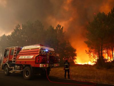 Les gigantesques incendies en France et en Espagne hors de contrôle, plus de 300.000 réfugiés du feu