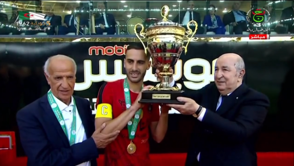 رئيس الجمهورية يسلم الكأس لقائد فريق  اتحاد الجزائر 
