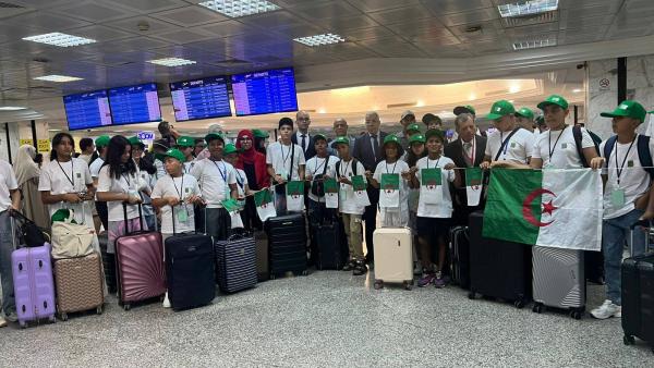 التحاق فوج من أطفال الجالية الجزائرية المقيمين بتونس  بأرض الوطن