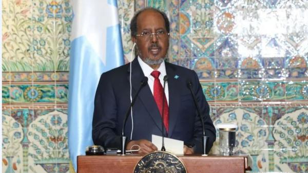 الرئيس الصومالي يقوم بزيارة وحدة إنتاج الأدوية التابعة لمجمع صيدال بالجزائر  العاصمة 