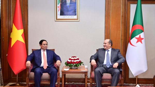 سيفي غريب  يجري محادثات مع رئيس الوزراء الفيتنامي