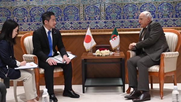 عطّاف يستقبل نائب وزير الشؤون الخارجية الياباني