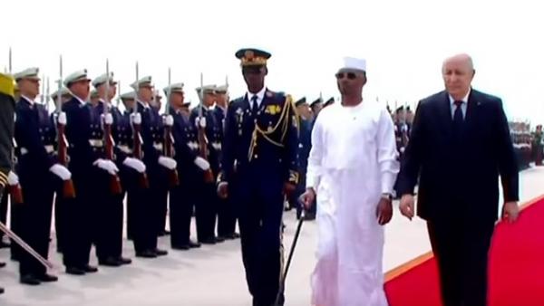 رئيس الجمهورية يستقبل نظيره التشادي بمطار الجزائر الدولي