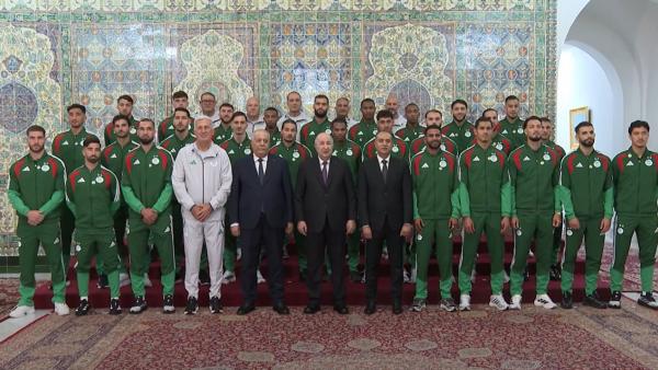 Le président de la République reçoit l'Equipe nationale de football