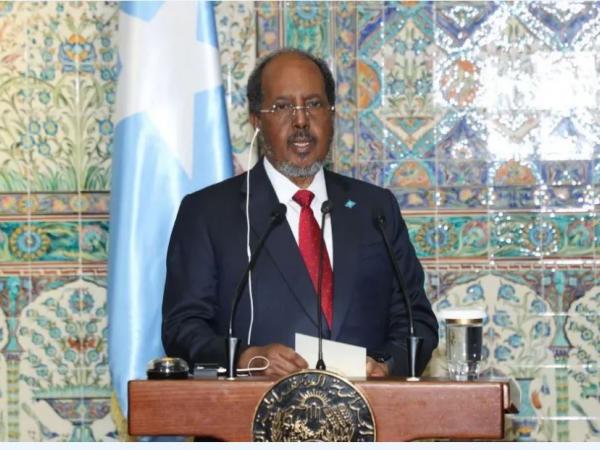 الرئيس الصومالي يقوم بزيارة وحدة إنتاج الأدوية التابعة لمجمع صيدال بالجزائر  العاصمة