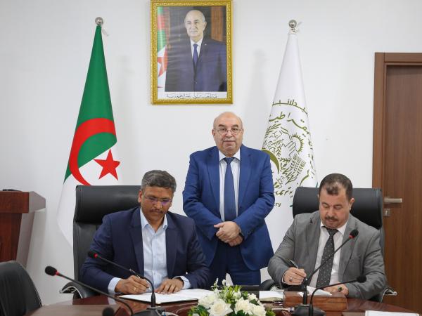 توقيع اتفاقية تعاون بين "صيدال" و مخابر هندية 